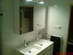 spiegelkast met verlichting boven platte wasbakken