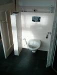 zwevend toilet,  enigszins ingemetseld