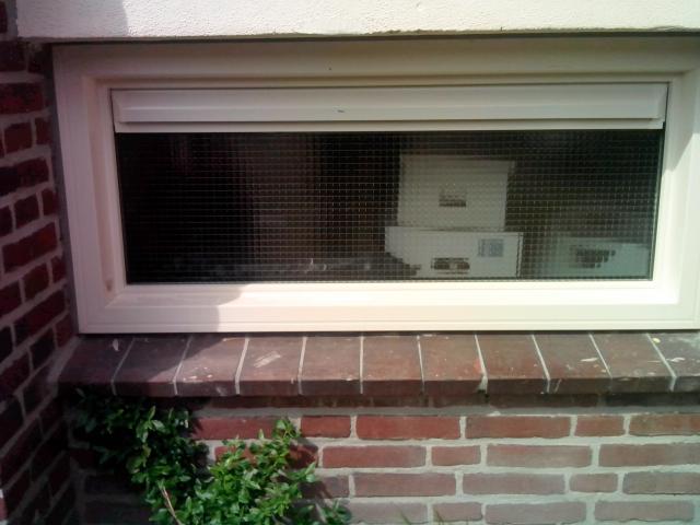 strak ingemeten, draadglas buiten, ventilatirooster boven