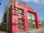 de gevelpanelen van rood trespa